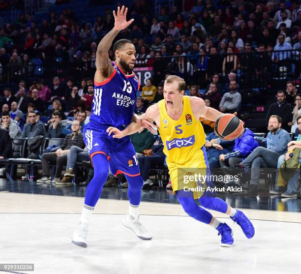 Michael Roll, #5 of Maccabi Fox Tel Aviv competes with Sonny Weems, #13 of Anadolu Efes Istanbul during the 2017/2018 Turkish Airlines EuroLeague...