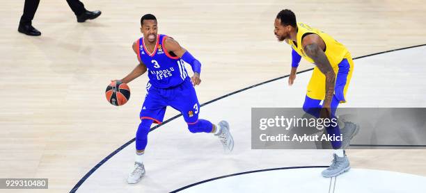 Errick McCollum, #3 of Anadolu Efes Istanbul competes with Deshaun Thomas, #1 of Maccabi Fox Tel Aviv during the 2017/2018 Turkish Airlines...