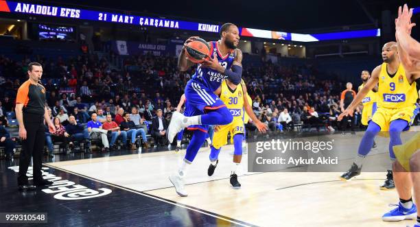 Sonny Weems, #13 of Anadolu Efes Istanbul in action during the 2017/2018 Turkish Airlines EuroLeague Regular Season Round 25 game between Anadolu...