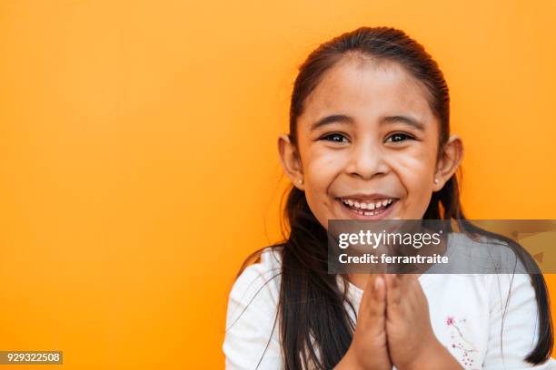 poco chica expresiones faciales - niños orando fotografías e imágenes de stock