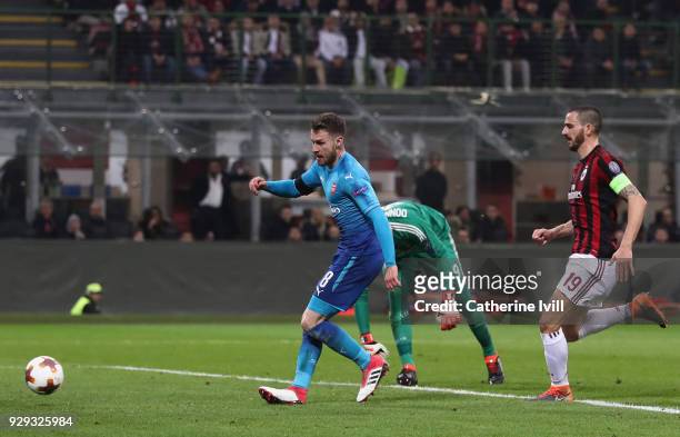 Aaron Ramsey of Arsenal scores during the UEFA Europa League Round of 16 match between AC Milan and Arsenal at the San Siro on March 8, 2018 in...