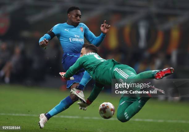 Danny Welbeck of Arsenal challenges AC Milan goalkeeper Gianluigi Donnarumma during the UEFA Europa League Round of 16 match between AC Milan and...