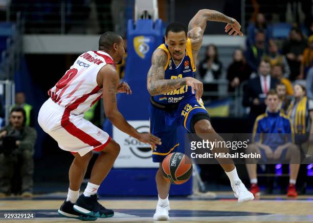 James Anderson, #21 of Khimki Moscow Region competes with Andrew Goudelock, #0 of AX Armani Exchange Olimpia Milan in action during the 2017/2018...