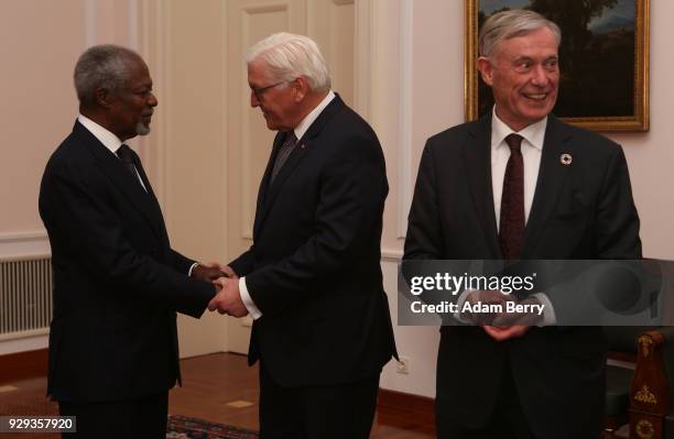 Former Secretary-General of the United Nations Kofi Annan speaks to German President Frank-Walter Steinmeier next to Former German President Horst...