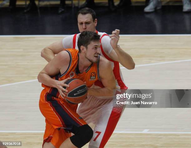 Tibor Pleiss, #21 of Valencia Basket competes with Johannes Voigtmann, #7 of Baskonia Vitoria Gasteiz during the 2017/2018 Turkish Airlines...