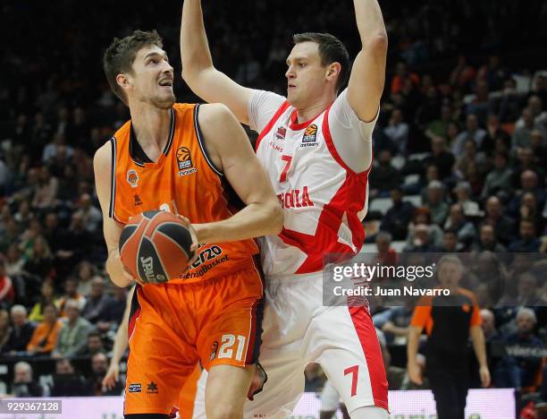 Tibor Pleiss, #21 of Valencia Basket competes with Johannes Voigtmann, #7 of Baskonia Vitoria Gasteiz during the 2017/2018 Turkish Airlines...