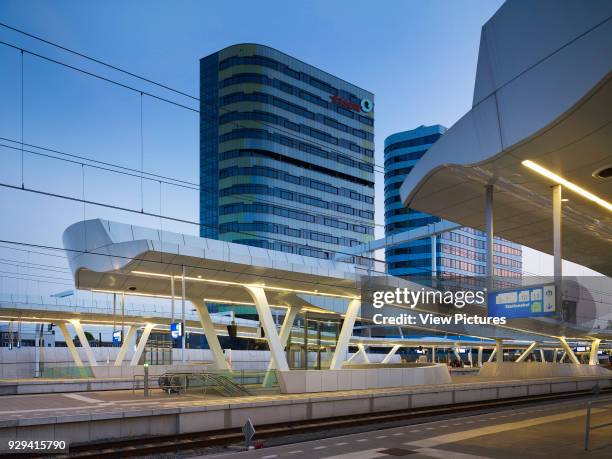 Arnhem Central Station, Arnhem, Netherlands. Architect: UNStudio, 2014. View across platforms with roof structures.