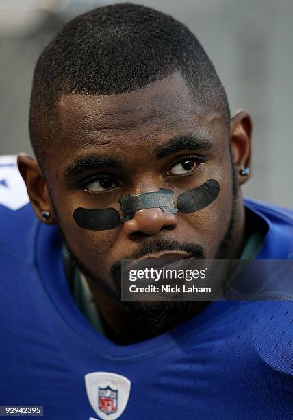 Ahmad Bradshaw of the New York Giants on the sideline against the San Diego Chargers at Giants Stadium on November 8, 2009 in East Rutherford, New...