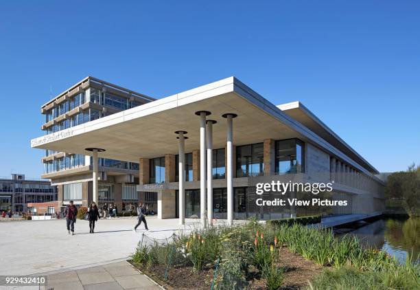 Silberrad Student Centre with passing students. Albert Sloman Library and Silberrad Student Centre University of Essex, Colchester, United Kingdom....