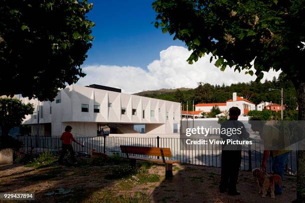 Distant view towards court building on public square. Palacio da Justicia de Gouveia, Gouveia, Portugal. Architect: Barbosa & Guimaraes, 2011.