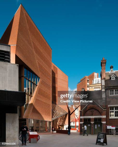 View from Portugal Street towards entrance. London School Of Economics, Saw Swee Hock Students' Centre, London, United Kingdom. Architect: O'Donnell...