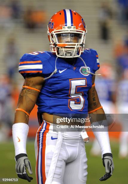 Cornerback Joe Haden of the Florida Gators sets on defense against the Vanderbilt Commodores on November 7, 2009 at Ben Hill Griffin Stadium in...