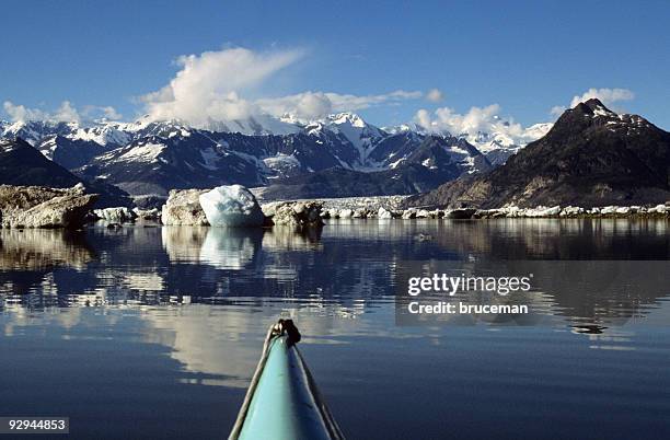 kayaks level view of alaska - zeekajakken stockfoto's en -beelden