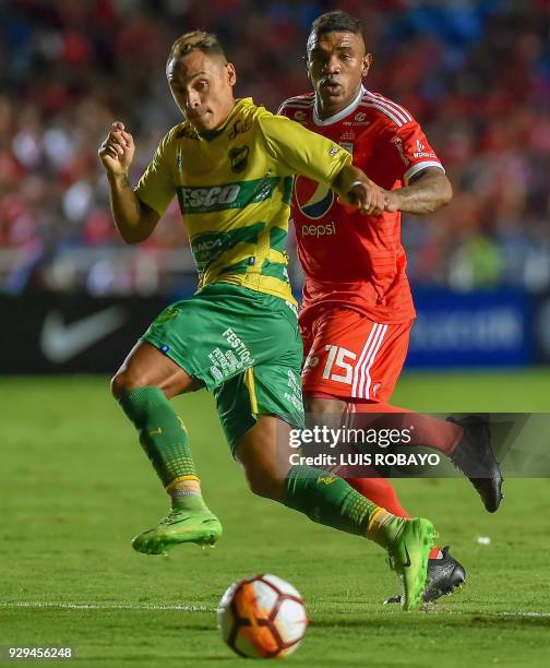 Colombia's America de Cali player Elkin Blanco vies for the ball with Argentina's Defensa y Justicia Tomas Pochettino, during their Copa Sudamericana...