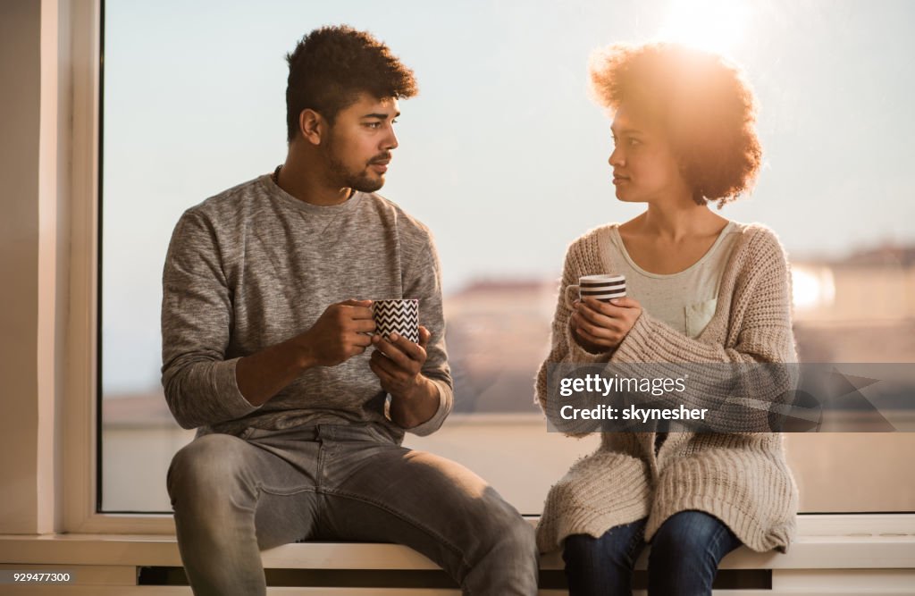 Junge schwarze paar Kaffee Zeit miteinander zu reden.