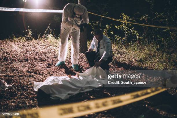 asesinato de problemas en la naturaleza - murdered women fotografías e imágenes de stock