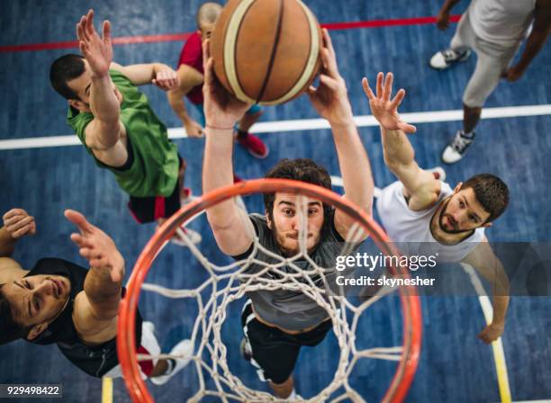 slam dunk op een basketbalveld! - taking a shot sport stockfoto's en -beelden