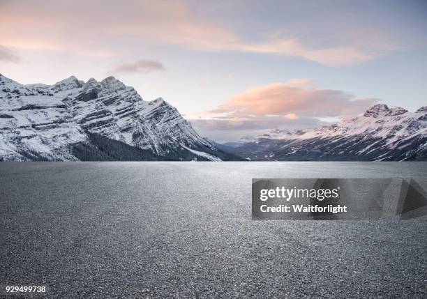 empty road with snowcapped mountain background - canadian wilderness foto e immagini stock