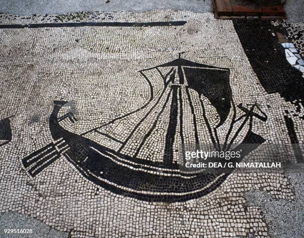 Mosaic depicting a cargo ship, in the Piazzale delle Corporazioni , Ostia Antica, Lazio, Italia. Roman Civilization, 1st century BC.