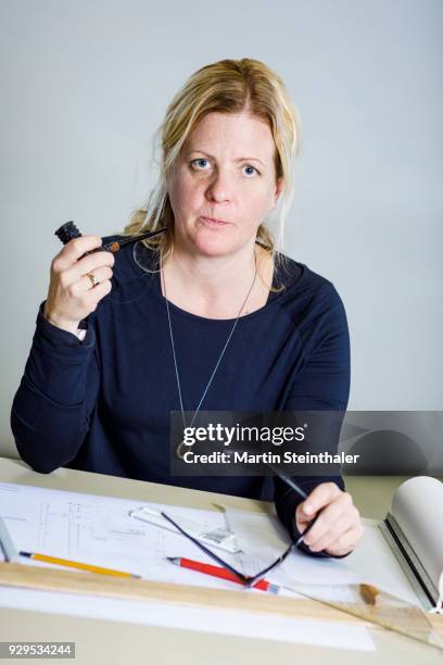 erwachsene frau arbeitet am schreibtisch - büro schreibtisch stockfoto's en -beelden