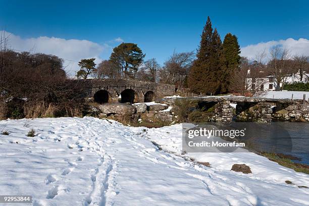 postbridge nach heftigen schneefällen kommen - devon winer stock-fotos und bilder