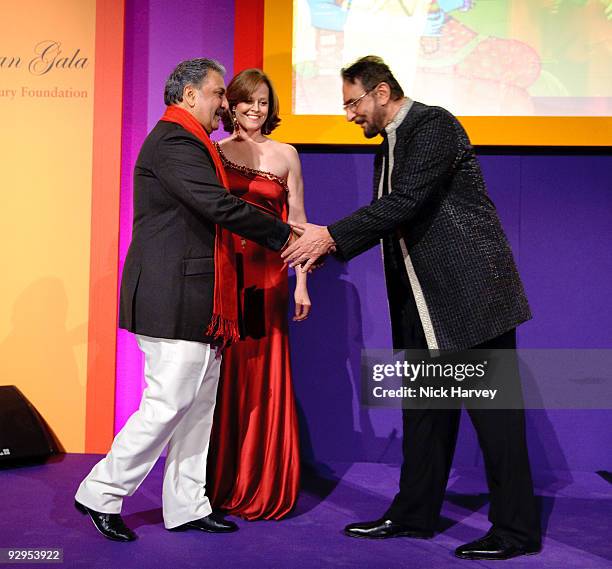 His Highness Maharaja Gaj Singh II of Marwar-Jodhpur, Sigourney Weaver and Kabir Bedi attend the Royal Rajasthan charity Gala on November 9, 2009 in...