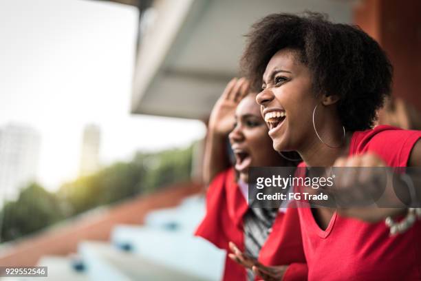 amici afro che guardano una partita di calcio - avvenimento sportivo foto e immagini stock