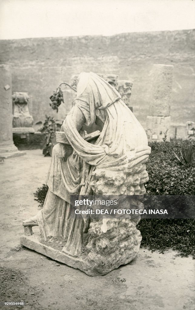 Acephalous female statue sitting, Cyrene