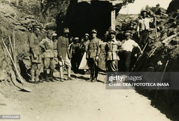 The archaeologist Ugo Monneret de Villard with Italian civilian and military personnel recovering a stele to transport it to Italy, Axum, Ethiopia,...