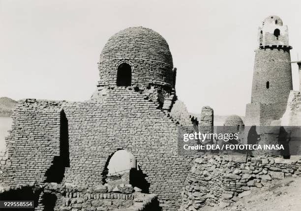 Minaret of al-Mashhad al-Bahari and the ruins of the mosque, near Aswan, Egypt, photograph by Ugo Monneret de Villard, 1929-1934.