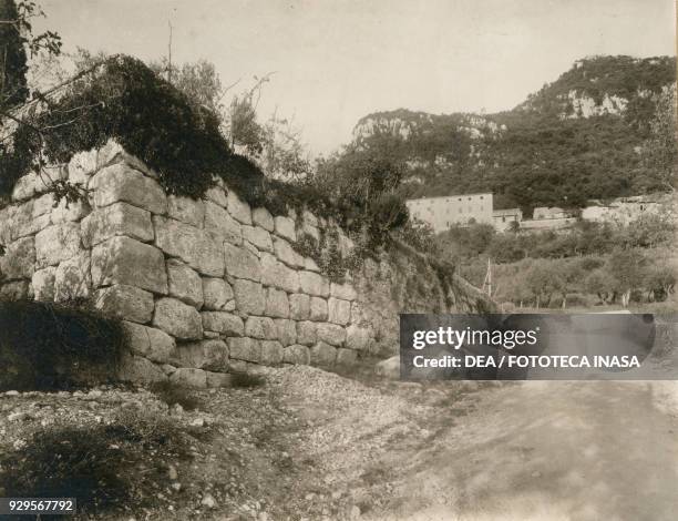 Terracing or walls on Strada della Pittura , Cesi, Umbria, Italy, photograph by Istituto Italiano d'Arti Grafiche, Bergamo, before 1910.