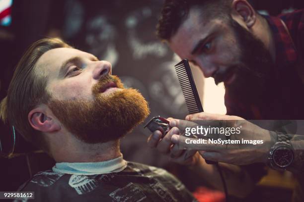 gember, bebaarde man bij de kapper - barbers stockfoto's en -beelden