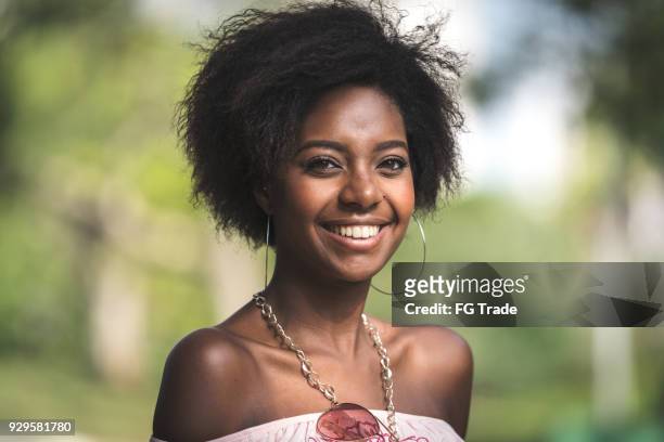 快樂年輕非洲婦女肖像 - 索馬里 個照片及圖片檔