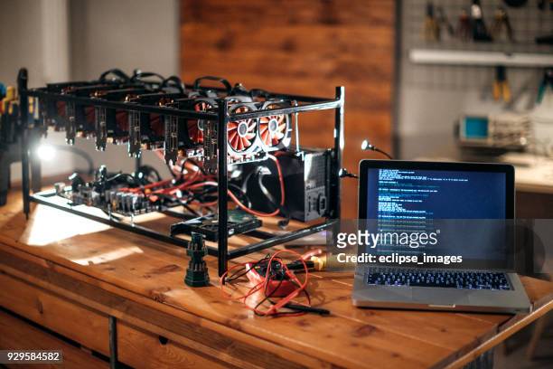 exploitation minière rig pour cryptocurrency - cryptocurrency mining photos et images de collection