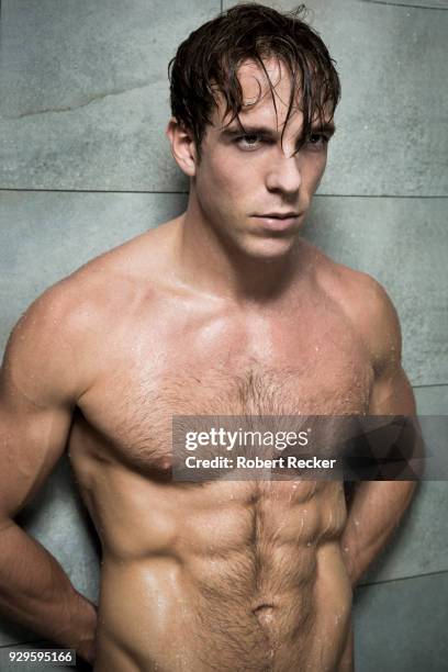 topless handsome man in shower - vello pectoral fotografías e imágenes de stock