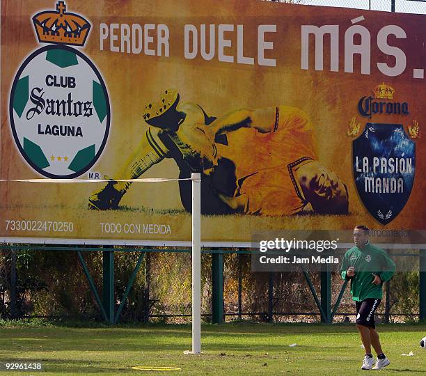 Santos Laguna's Matias Vuoso exercises during their training session for the inaugural game against Brazilian Santos on November 10, 2009 in Gomez...