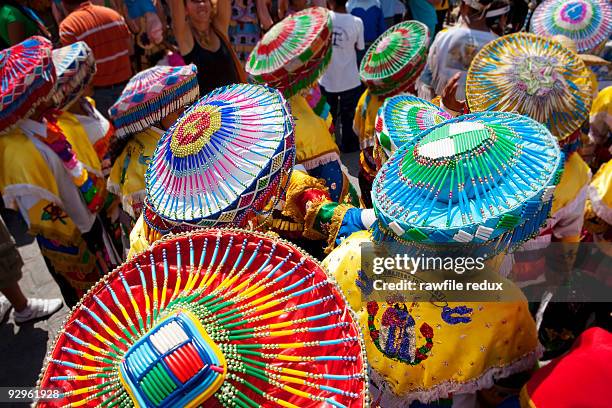 dancers with their colorful traditional headwear - latijns amerikaanse dansen stockfoto's en -beelden