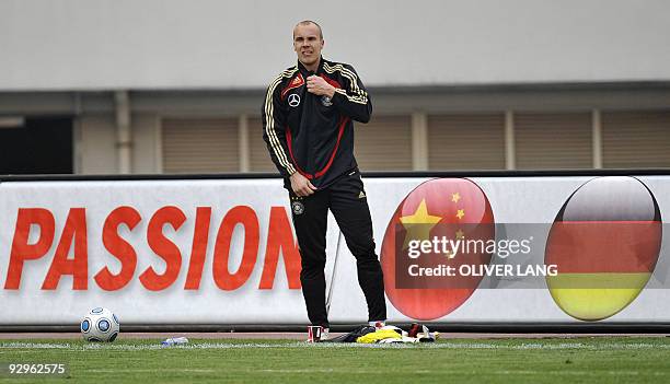 Picture taken on May 28, 2009 Robert Enke, goalkeeper of the German national football team, attending a training session in Shanghai during the...