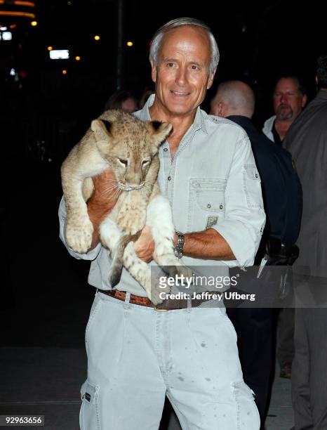 Jack Hanna visits "Late Show With David Letterman" at the Ed Sullivan Theater on November 10, 2009 in New York City.