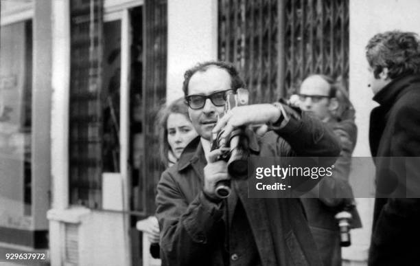 Camera en mains, le cinéaste Jean-Luc Godard filme une manifestation à Paris le 06 mai 1968. De violents affrontements se sont produits au Quartier...