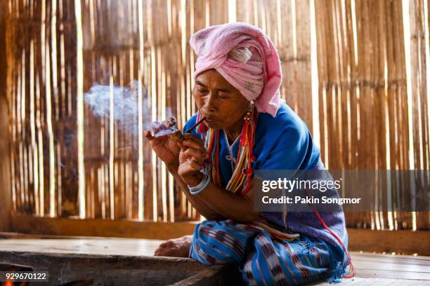 female karen hill tribe is smoking tobacco pipe - karen de silva stockfoto's en -beelden