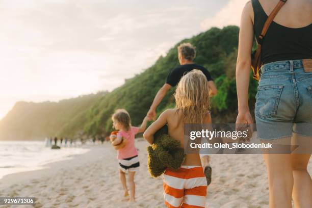 familie zu fuß am strand in bali - kids fun indonesia stock-fotos und bilder