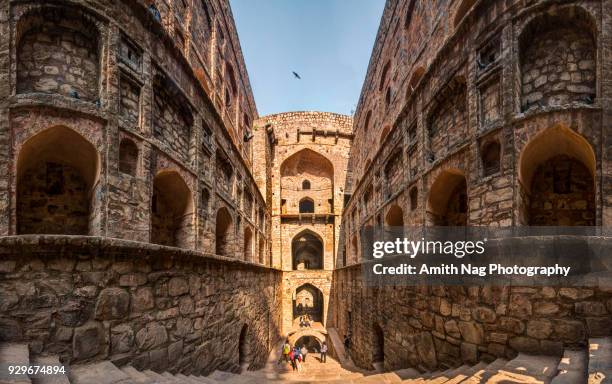 view from inside the well at ugrasen ki baoli, new delhi - mahabharat stockfoto's en -beelden