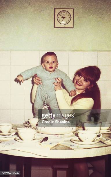 vintage mamá y bebé en la cocina - vintage fotografías e imágenes de stock
