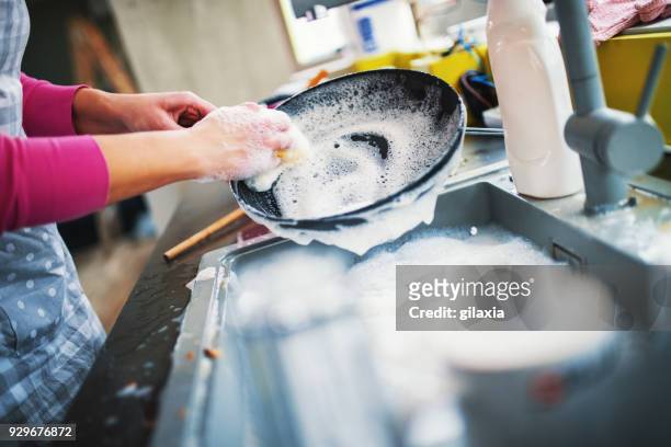 slordig keuken slow-motion. - hand washing stockfoto's en -beelden