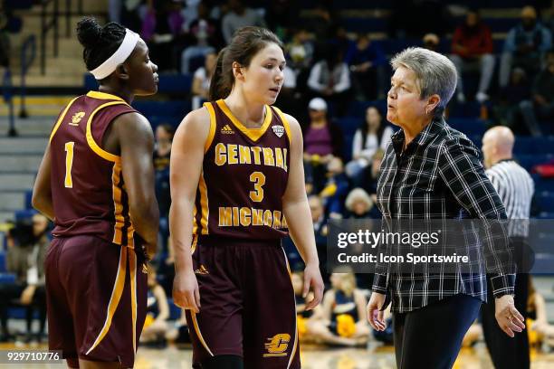 Central Michigan Chippewas head coach Sue Guevara talks to Central Michigan Chippewas guard Presley Hudson and Central Michigan Chippewas guard...