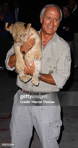 Jack Hanna visits "Late Show With David Letterman" at the Ed Sullivan Theater on November 10, 2009 in New York City.