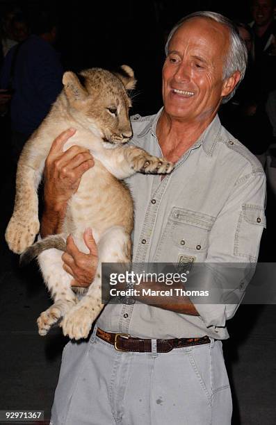 Jack Hanna visits "Late Show With David Letterman" at the Ed Sullivan Theater on November 10, 2009 in New York City.