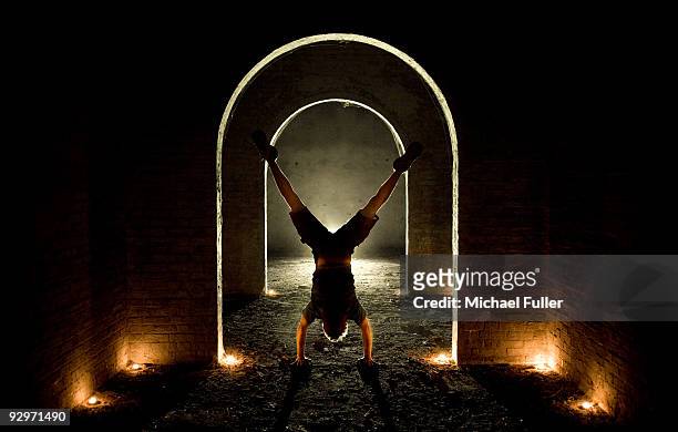 handstand in the arches - perform live in brisbane stock pictures, royalty-free photos & images