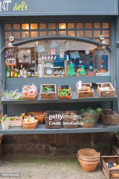 delicatessen - st ives cornwall stockfoto's en -beelden